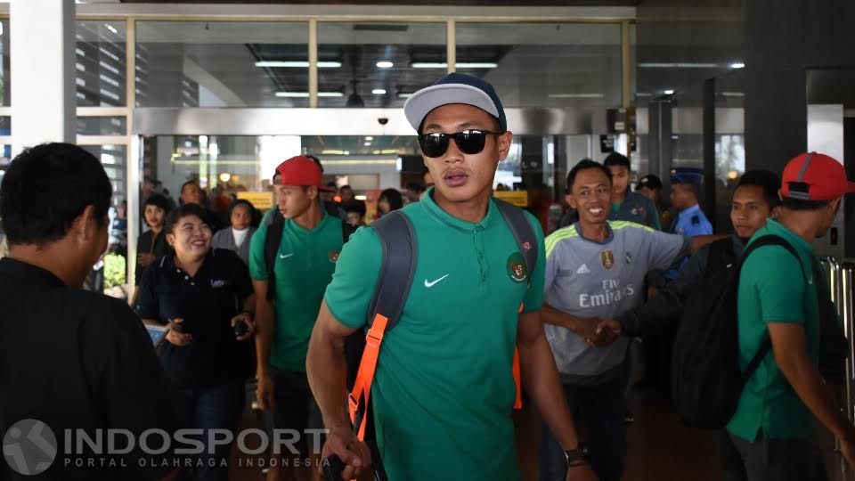 Bek Timnas, Hansamu Yama dengan kaca mata hitamnya. Copyright: © Herry Ibrahim/Indosport